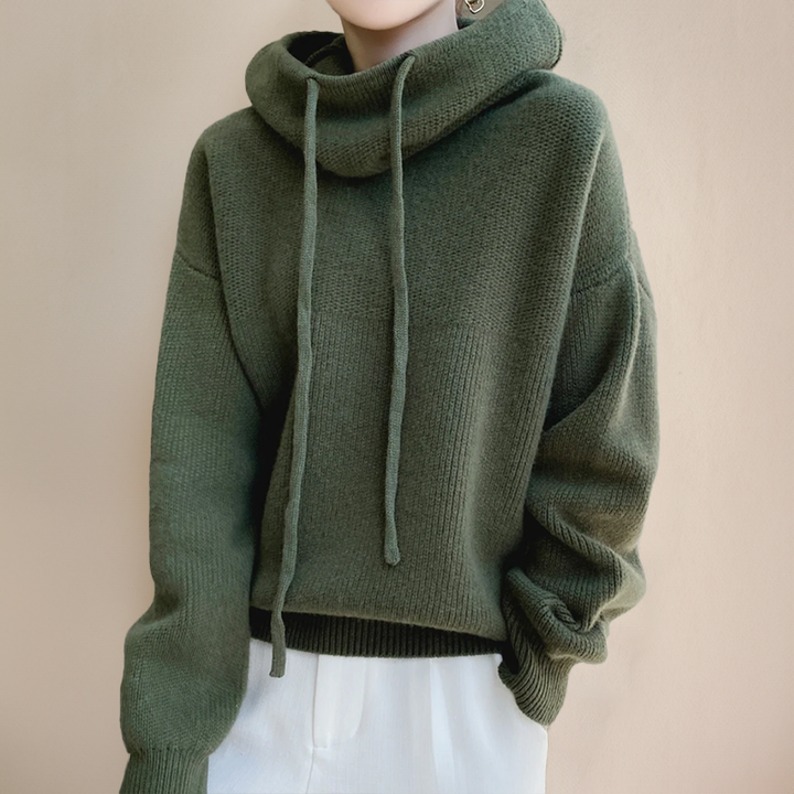 Vista trasera de sudadera de mujer holgada con cuello vuelto y tejido texturizado, moda cómoda.