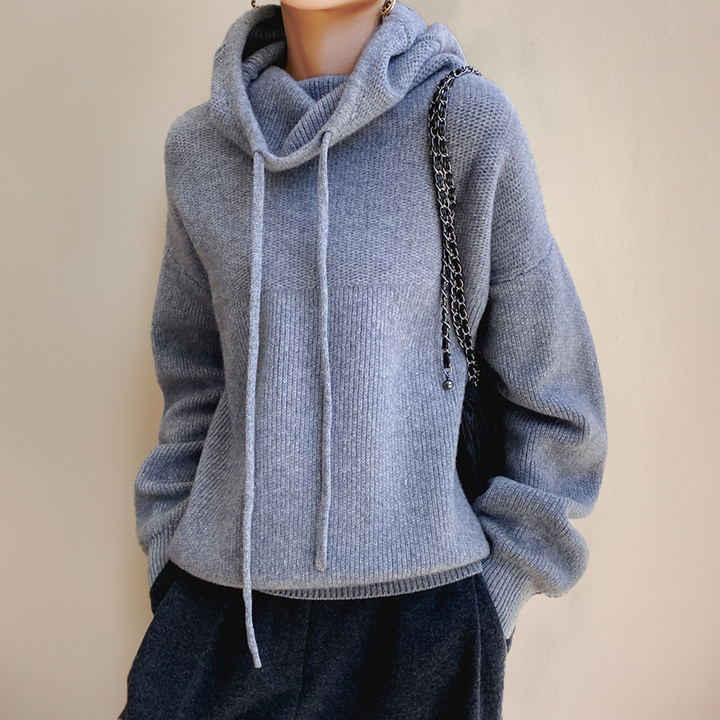 Primer plano de cuello vuelto y tejido texturizado de sudadera de mujer, ideal para el frío.