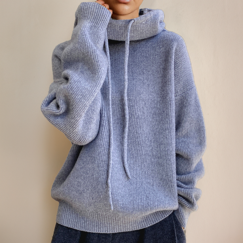 Sudadera de mujer con cuello vuelto, cordón y textura, versátil para looks casuales de invierno.