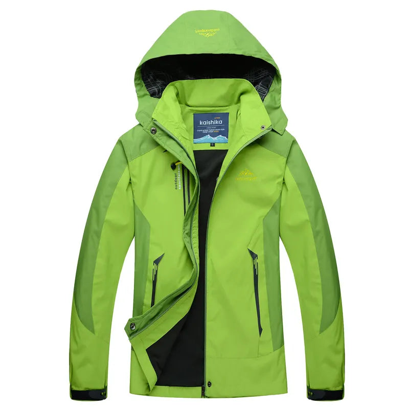 Mujer con chaqueta impermeable térmica negra, estilo casual moderno. Protección contra lluvia y frío invernal.