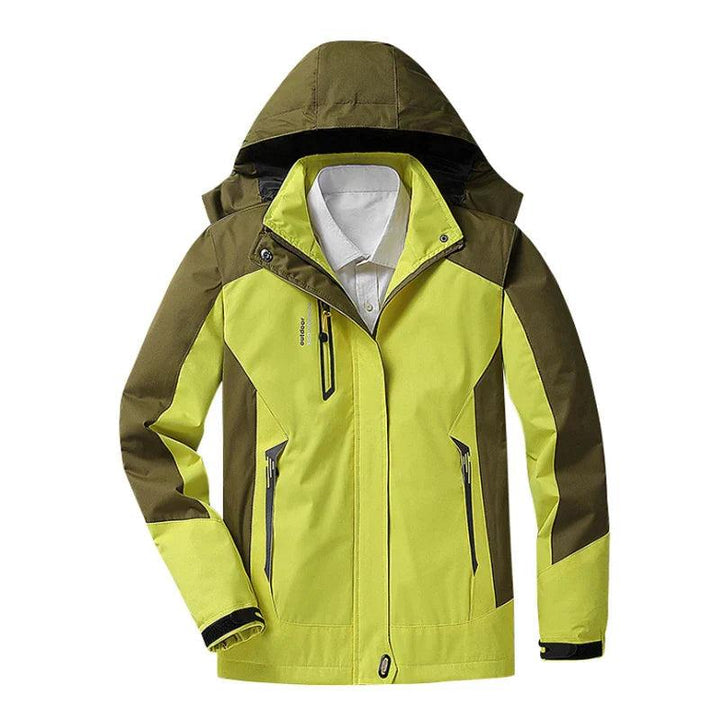 Mujer paseando con chaqueta impermeable térmica casual. Moda y abrigo cortavientos para invierno, protección diaria lluvia.