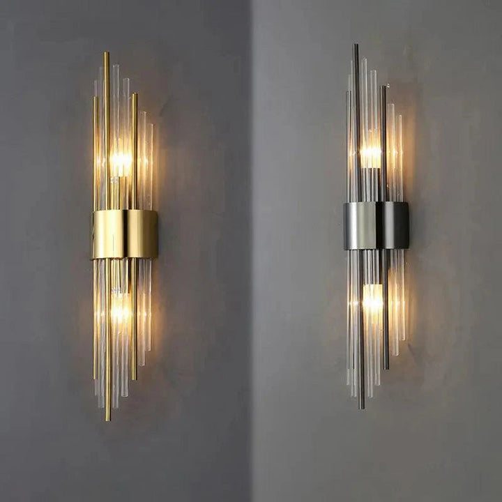 Iluminación ambiental con aplique de pared dorado y cristal. Añade un toque de lujo moderno a tu espacio.