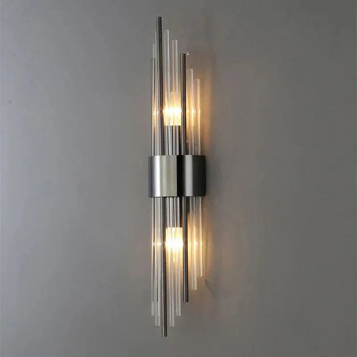 Lámpara de pared de lujo con cristal facetado y estructura dorada. Iluminación ambiental elegante.