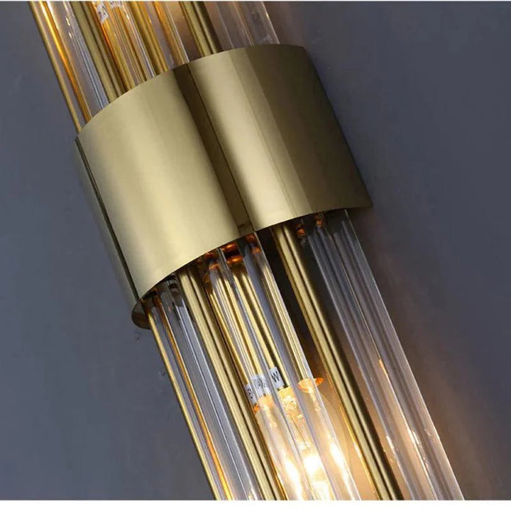 Aplique de pared estilo moderno con cristal y dorado. Ideal para decoración de interiores y luz cálida.