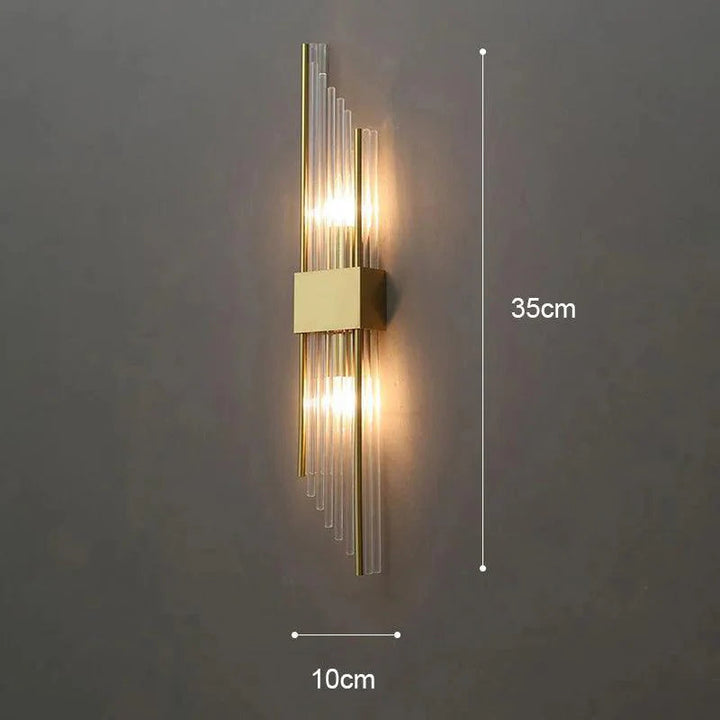 Elegante aplique de pared con cristal y detalles dorados. Diseño de interiores moderno y sofisticado.