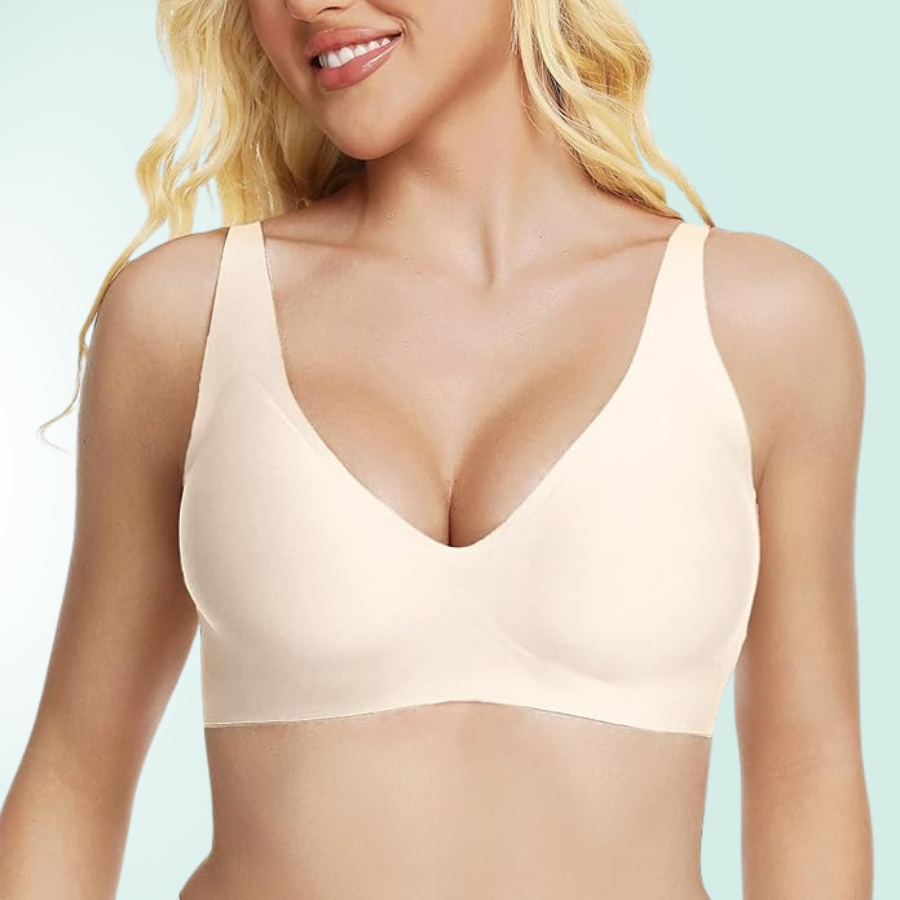 Mujer con blusa fina sobre sujetador sin costuras Vela Lift. Realce invisible y un look impecable bajo la ropa.