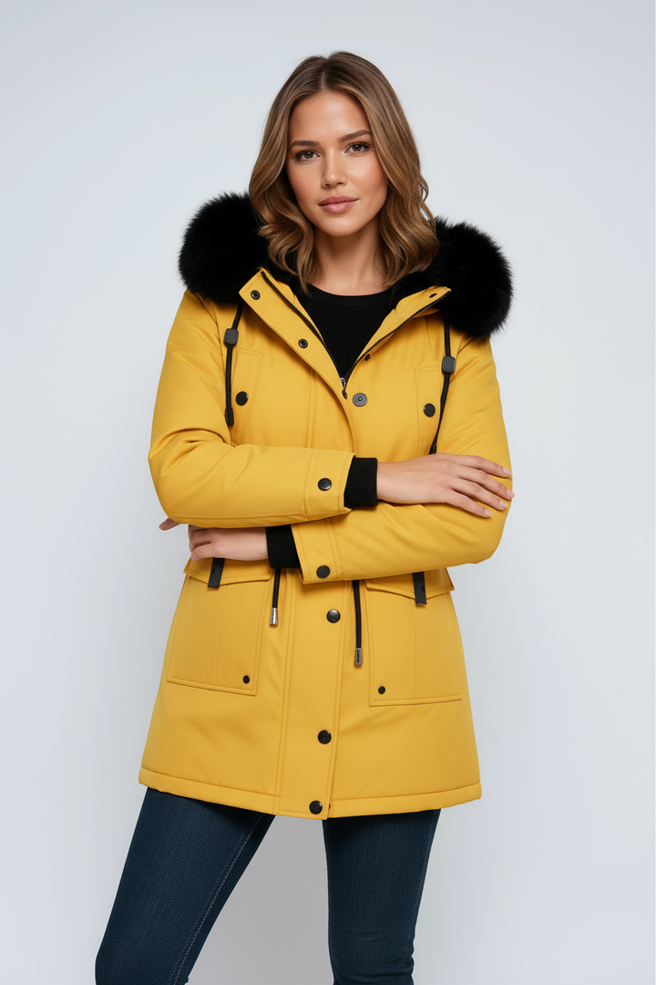 Espalda de parka de invierno de mujer, abrigo cálido con capucha de pelo sintético para protegerte del frío.