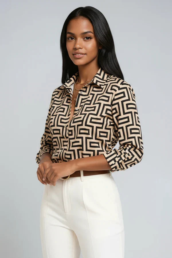 Blusa estampada de mujer ELVINA, con estampado vibrante y estilo fluido. Ideal para un look de moda.