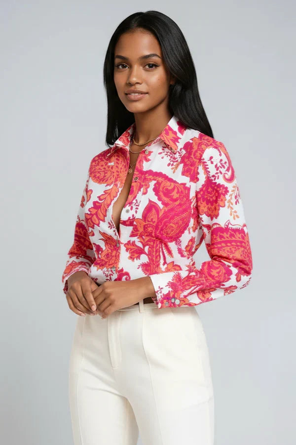 Blusa de moda femenina, estampado vibrante y estilo fluido. Perfecta para primavera-verano.