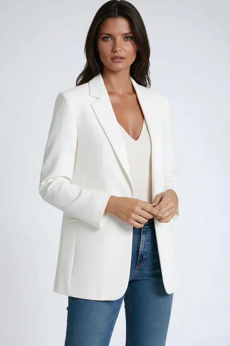 Blazer largo de mujer, corte elegante y estilizado. Moda versátil para oficina y casual en invierno.