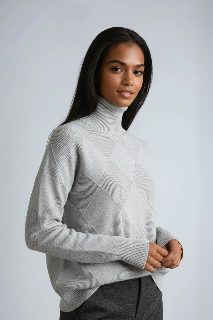 Detalle del cuello alto de un jersey de mujer con estampado de cuadros, cálido y moderno.