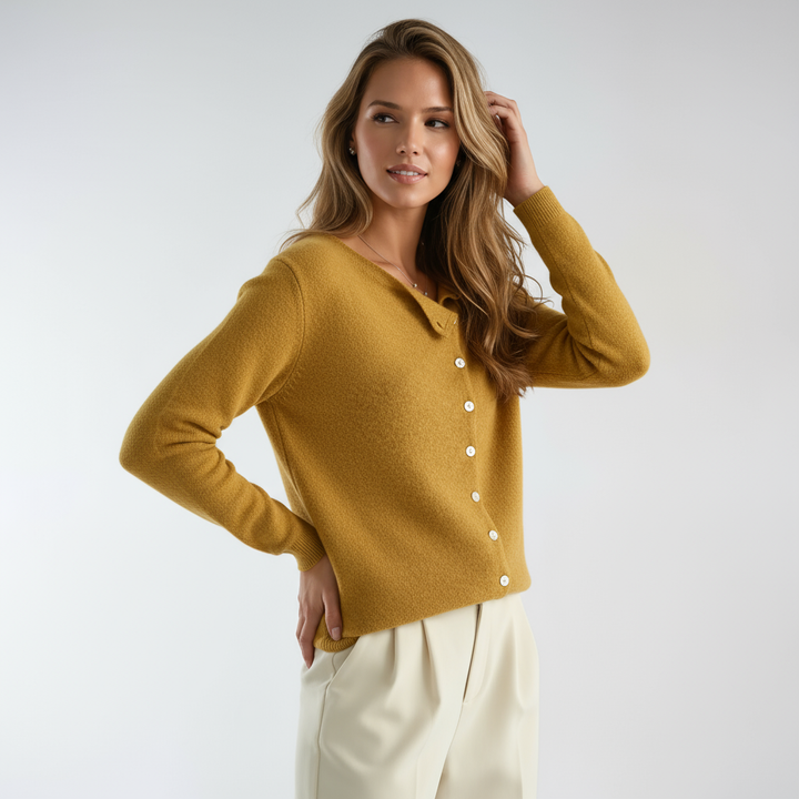 Elegante cárdigan EVANZA de mujer con botones, estilo versátil para outfits casuales o formales.