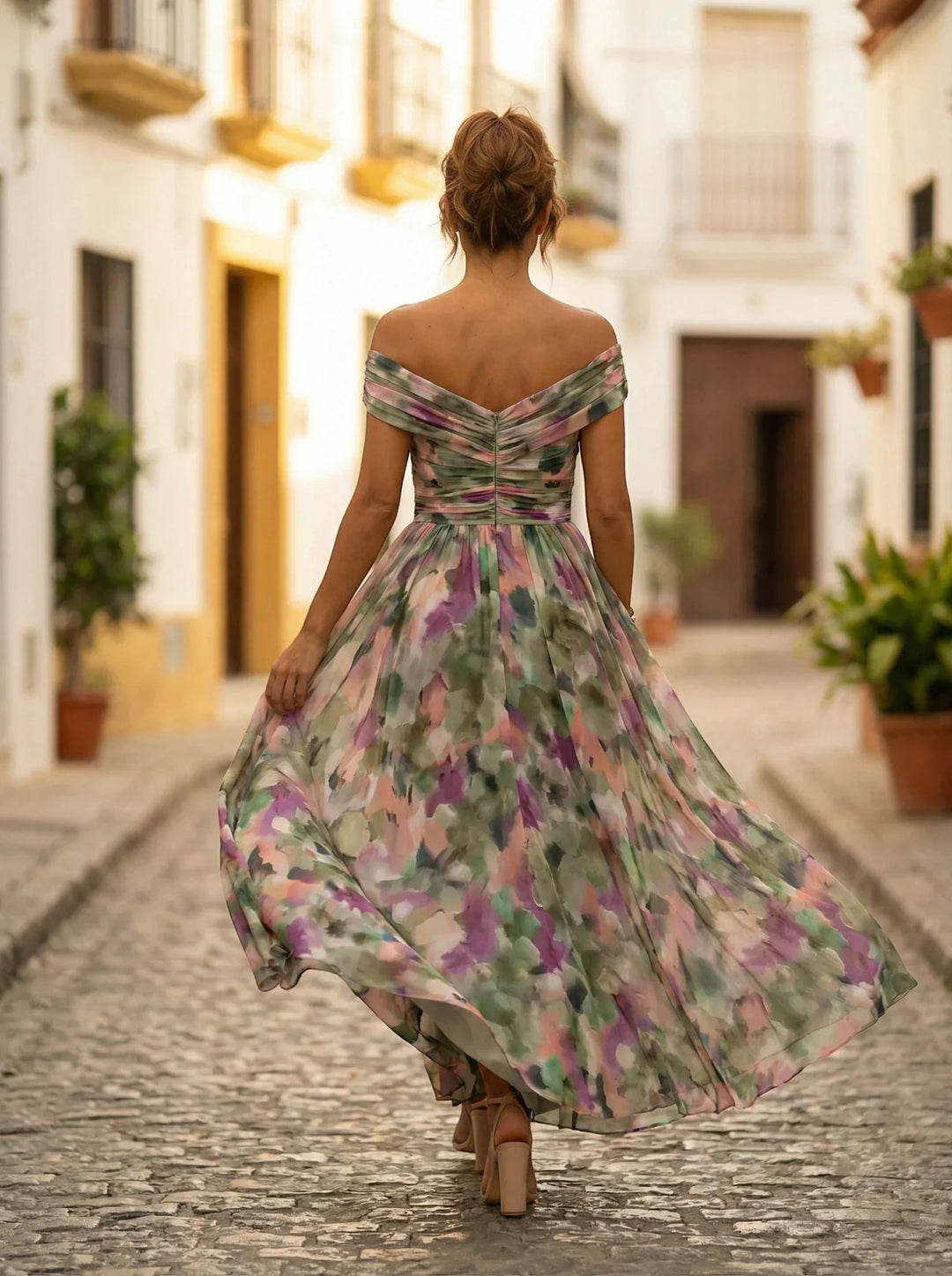 Vestido largo drapeado para dama de honor, sofisticado y elegante para bodas de otoño.