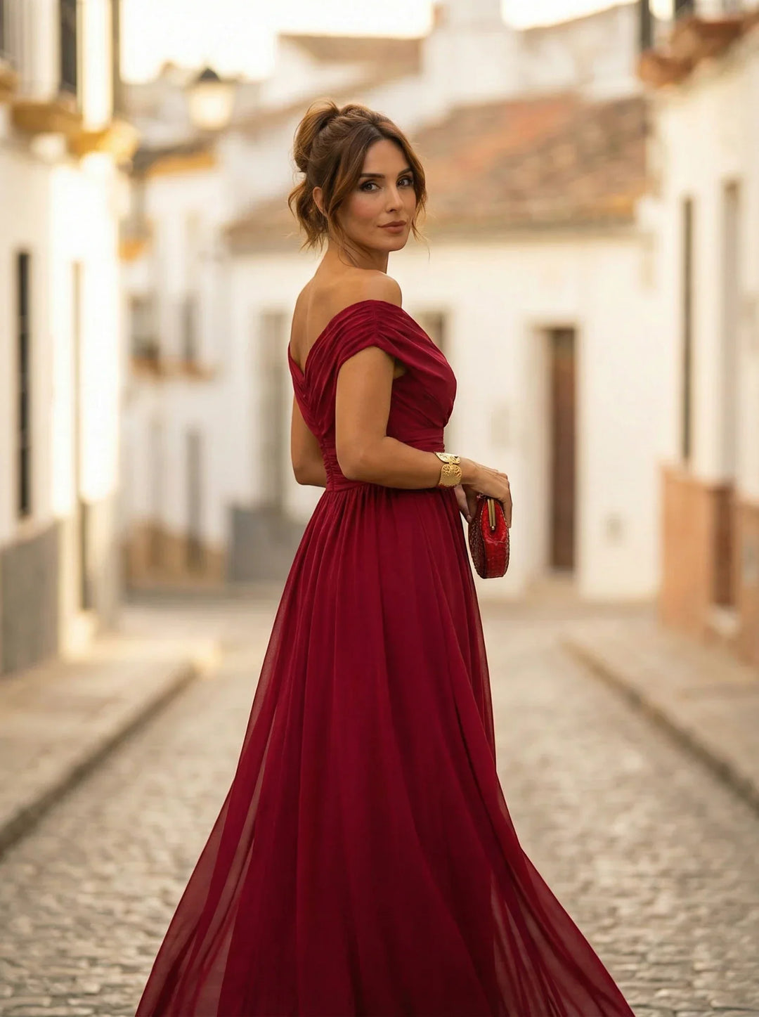 Vestido dama de honor, corte largo, elegante, con detalles drapeados, perfecto para otoño.