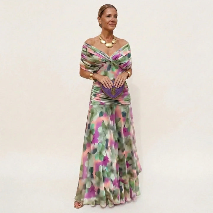 Vestido de invitada de boda, largo y elegante, con escote de hombros descubiertos.