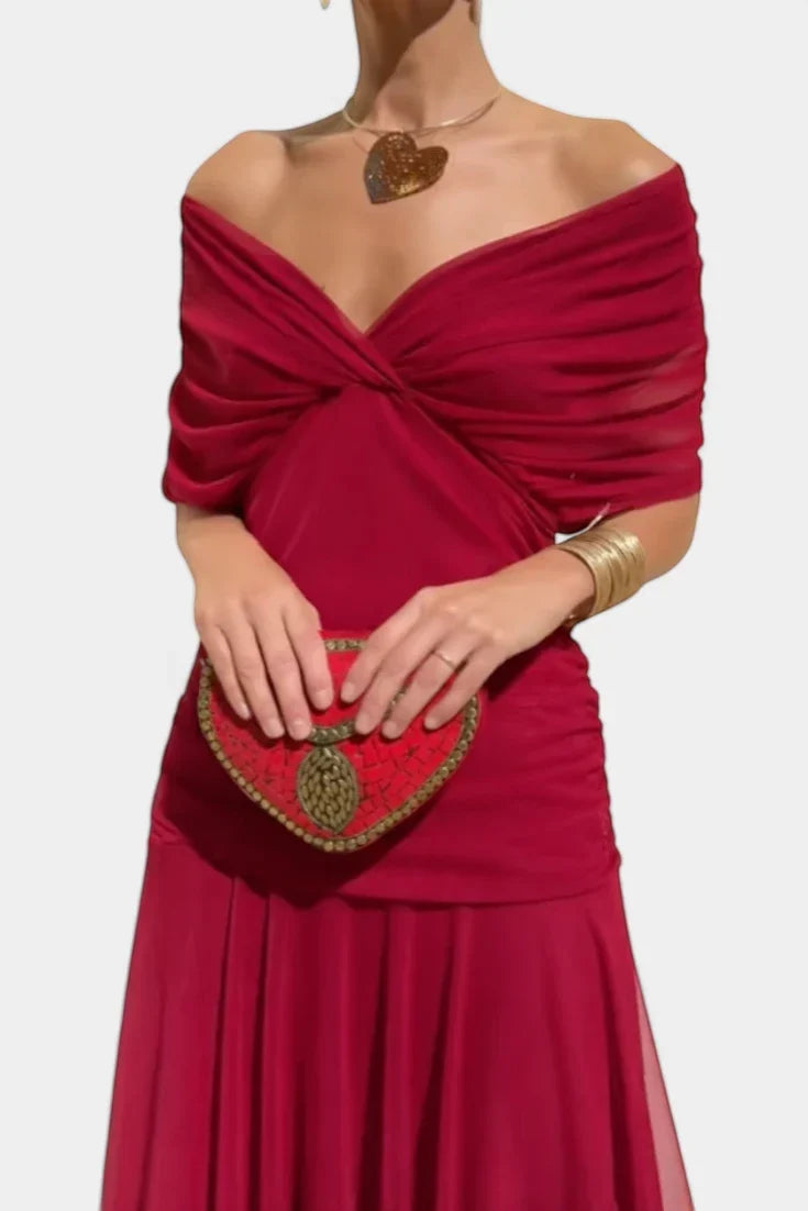 Vestido de fiesta largo con hombros descubiertos, elegante y perfecto para invitadas de boda.