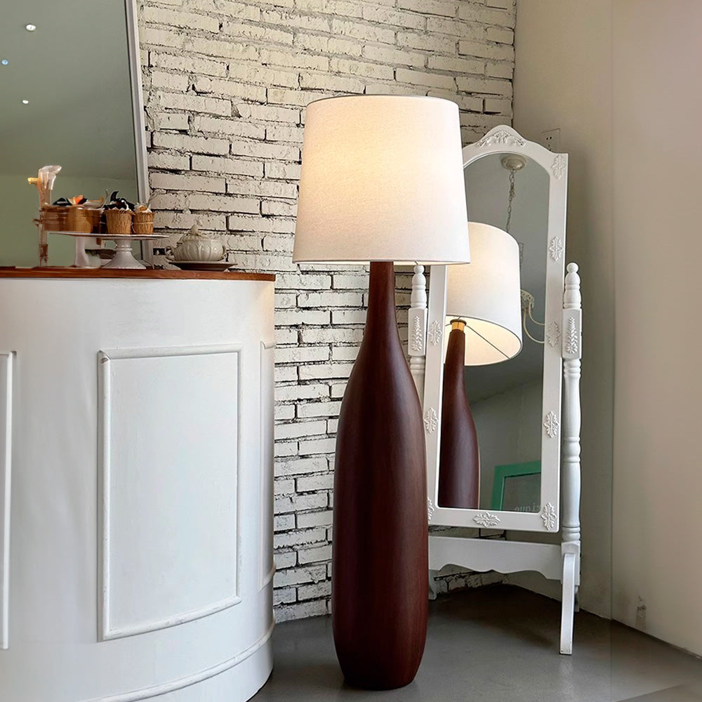 Lámpara de pie de madera clara con diseño retro, ideal para dormitorio o salón. Iluminación acogedora.