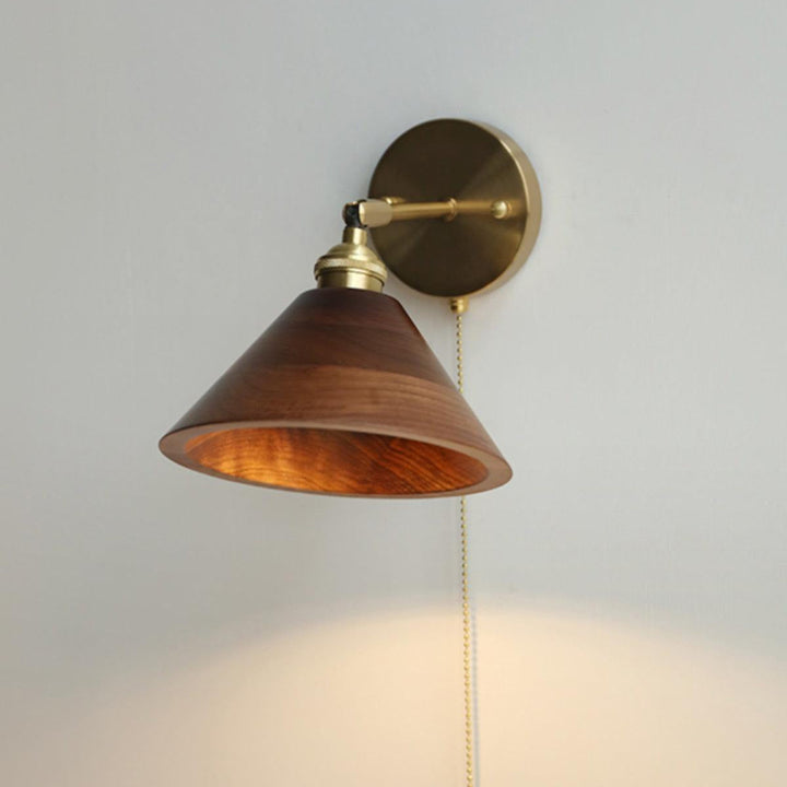 Aplique Aureo de madera vintage, ideal para decoración retro de pared en salones.