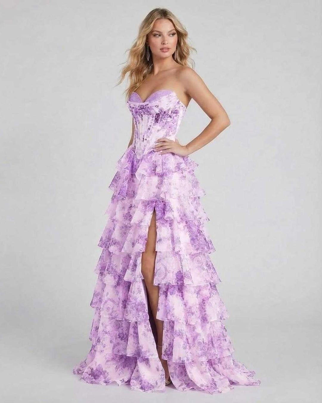 Vestido maxi violeta floral con volantes cautivadores para mujer. Estilo elegante y fluido para eventos formales.