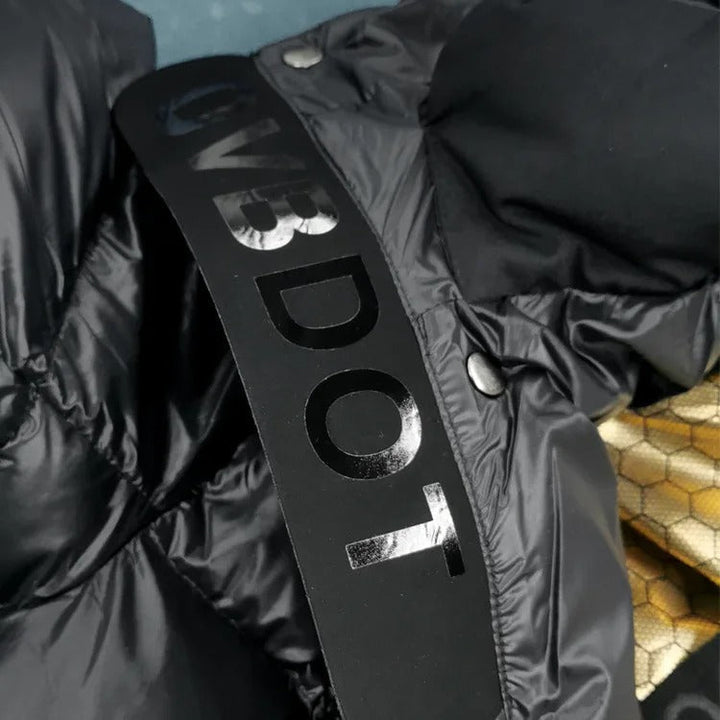 Detalle de tejido impermeable en chaqueta de invierno acolchada para mujer. Moda elegante y duradera.
