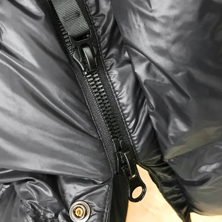 Vista de espalda de chaqueta de invierno acolchada para mujer. Abrigo impermeable y elegante, moda actual.