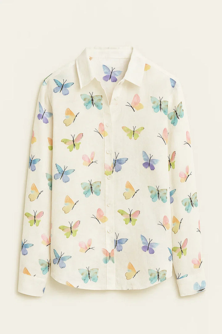 Blusa de mujer cómoda con vibrante estampado de mariposas, escote pico y botones. Perfecta para look diario.