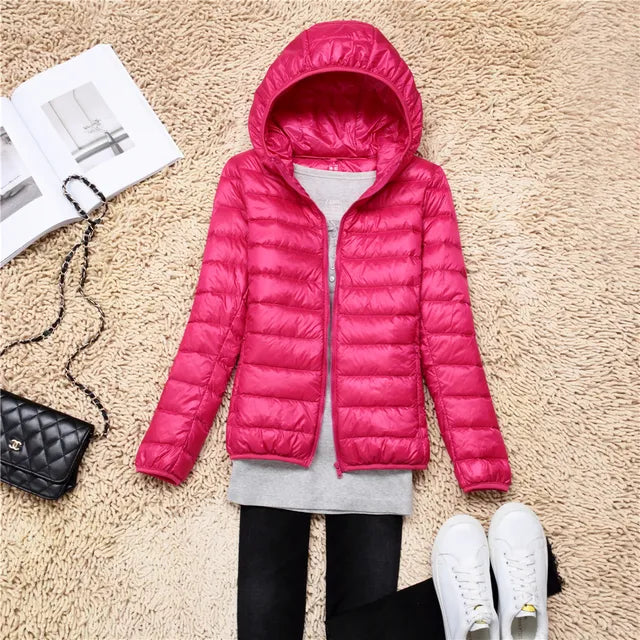 Abrigo plegable ultraligero para mujer, ideal para viajes y estilo casual de invierno.