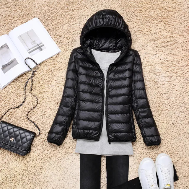 Abrigo femenino ultraligero, perfecto para mantener la calidez en invierno.