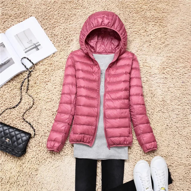Chaqueta plegable ultraligera para mujer, versátil para cualquier viaje invernal.