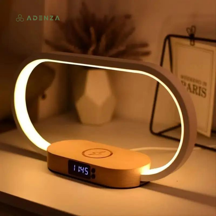 Moderna lámpara Luxe con luz LED, cargador inalámbrico y reloj digital, ideal para estudio o dormitorio contemporáneo.