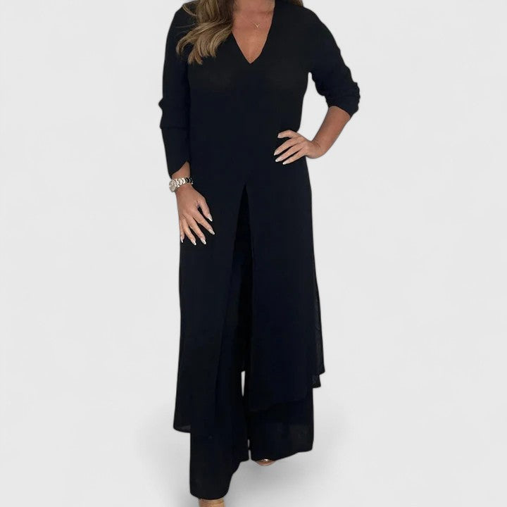 Conjunto elegante y cómodo de dos piezas para mujer. Blusa y pantalón para moda femenina casual o viaje.