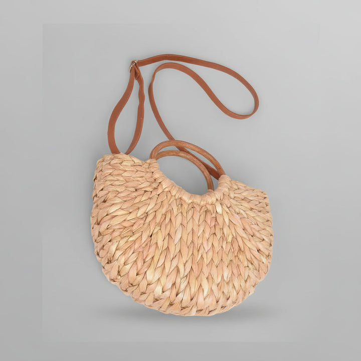 Accesorio de moda: bolso de mano de paja para mujer con nudo. Tono almendra natural, ideal para la playa.