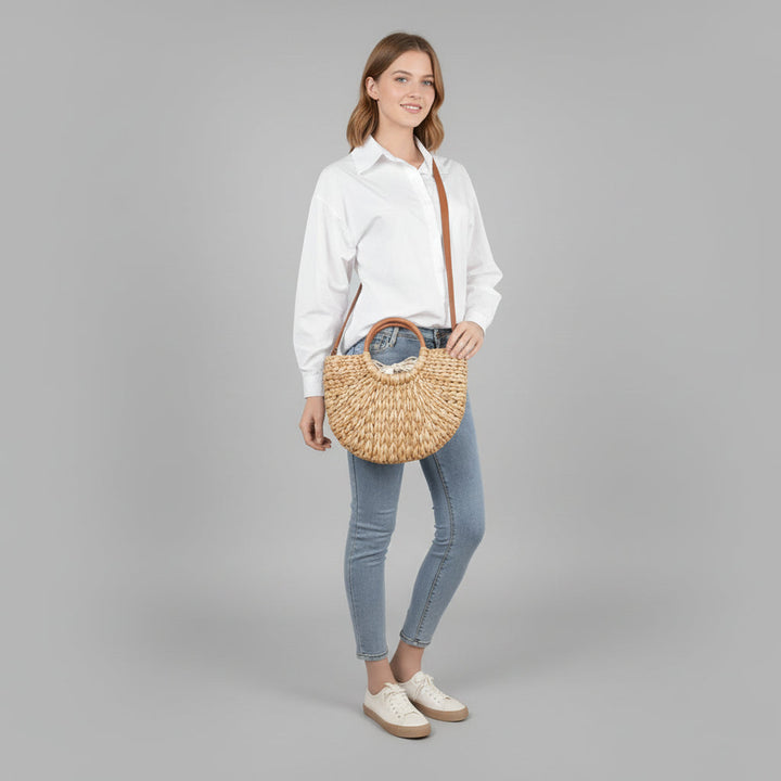 Bolso de mano de paja para mujer, tono almendra natural. Diseño con nudo torcido, ideal para verano y playa.