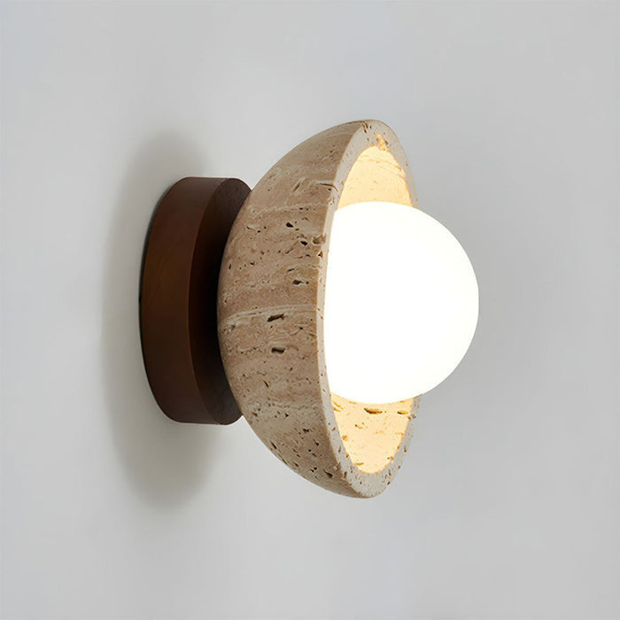 Aplique de pared LED con luz cálida, hecho de travertino natural. Estilo boho moderno para tu espacio.