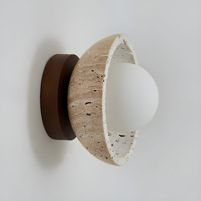 Aplique LED de pared con diseño boho y textura única de travertino natural para un ambiente cálido.