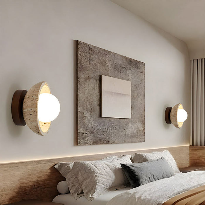 Iluminación interior LED con aplique de pared moderno de travertino, aportando un toque natural.