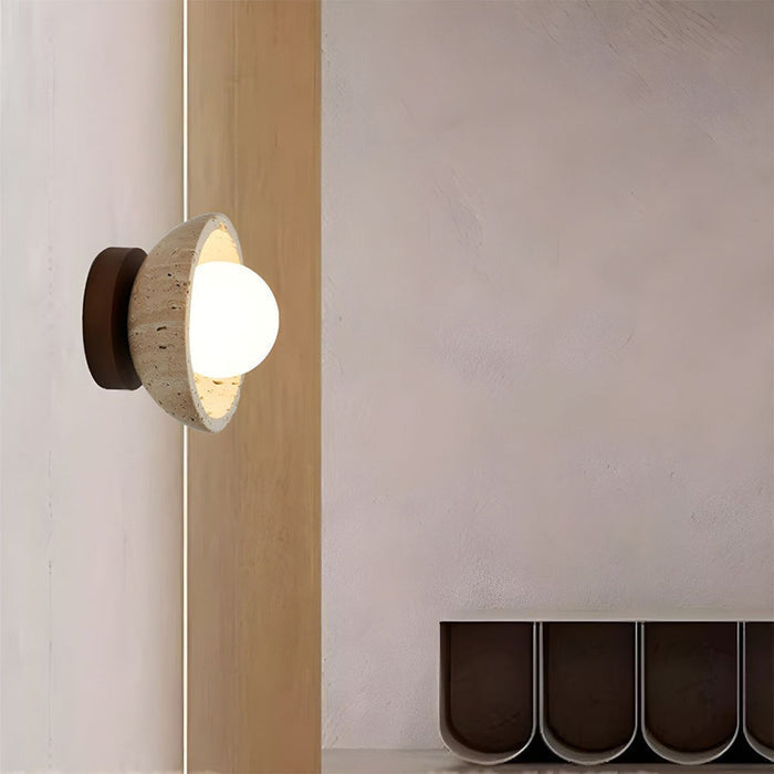 Elegante aplique de pared LED minimalista en travertino natural, ideal para interiores y estilo boho.