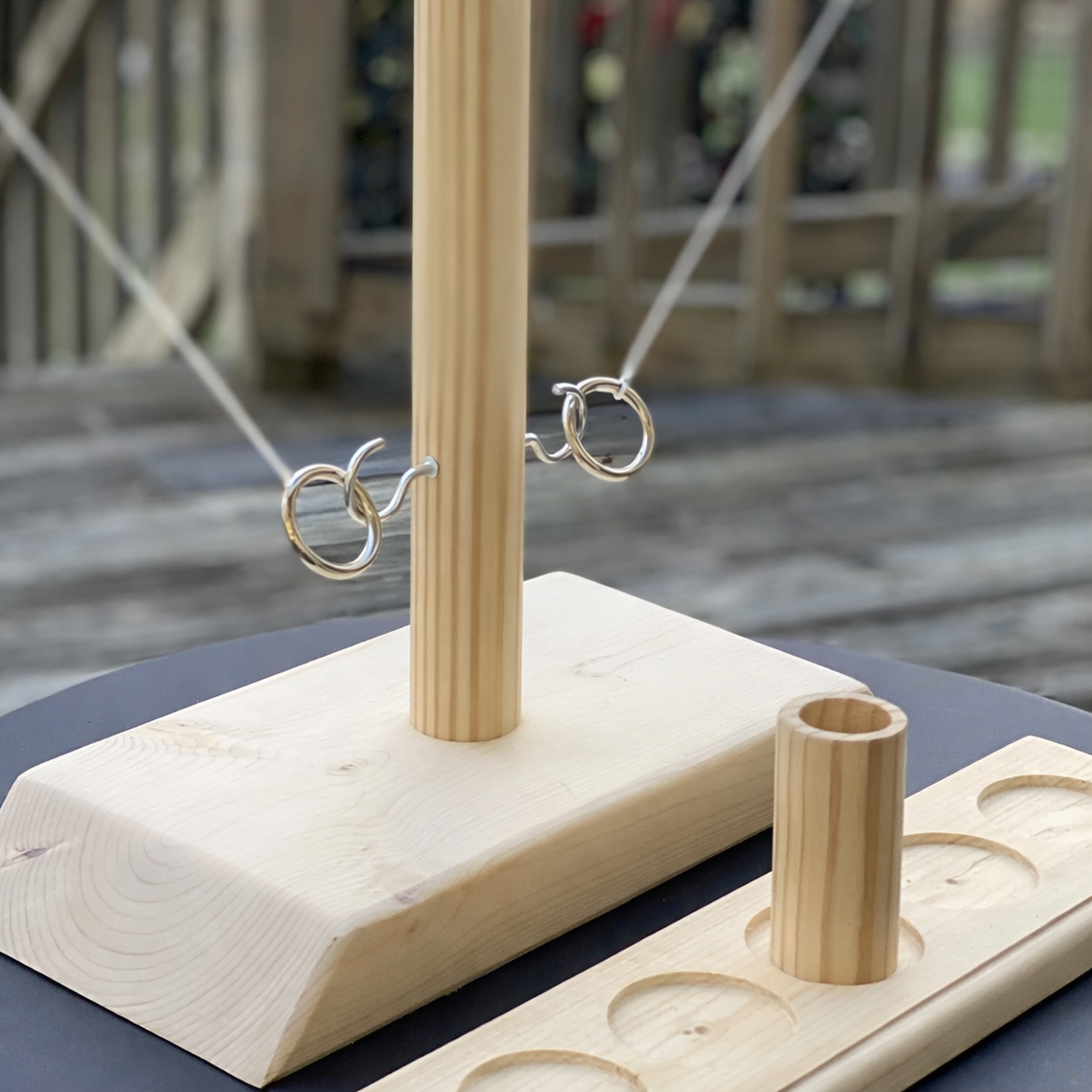 Diversión familiar asegurada con este juego de mesa de madera con gancho y aro, ideal para cualquier fiesta.