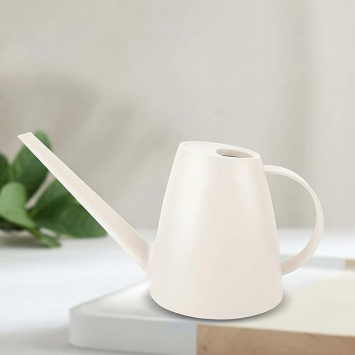Regadera con pico largo que facilita el riego en macetas altas y plantas colgantes de exterior.