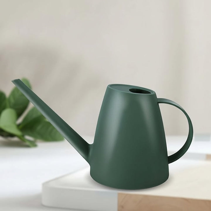 Regadera ergonómica con pico largo para un riego preciso de tus plantas de jardín.