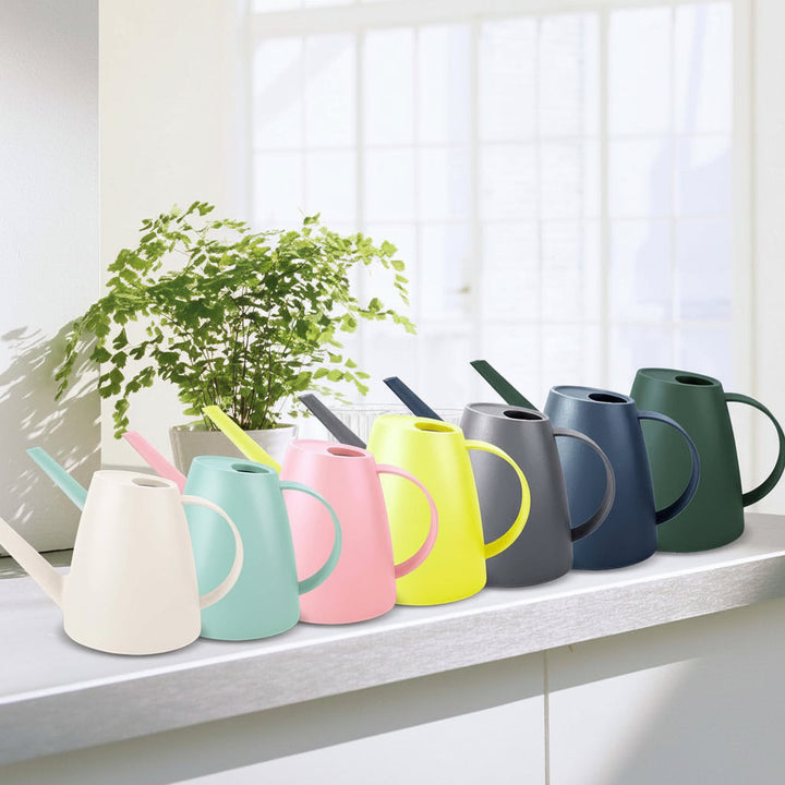 Regadera práctica y ligera con pico largo para un riego cómodo de tus plantas favoritas.