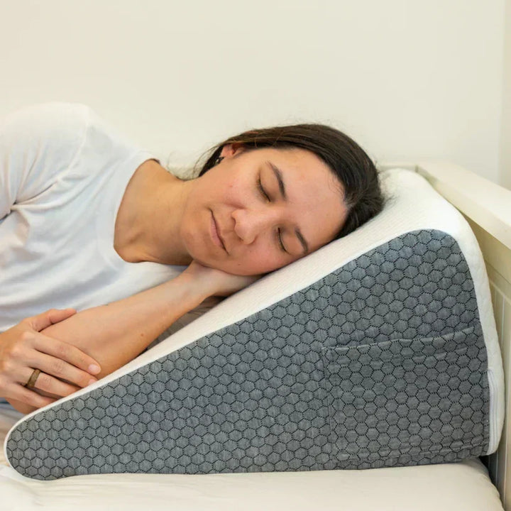 Almohada de cuña ergonómica que mejora la postura al dormir y reduce molestias de espalda.
