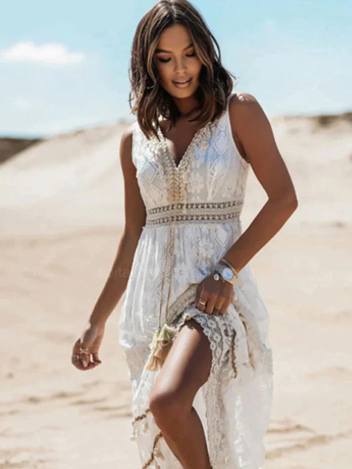Vestido maxi bohemio sin mangas color beige con escote en V y abertura lateral. Ideal para mujer elegante.