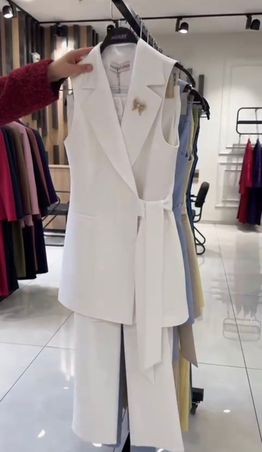 Look profesional femenino: conjunto de chaleco y pantalón sofisticado para un atuendo de oficina impecable.