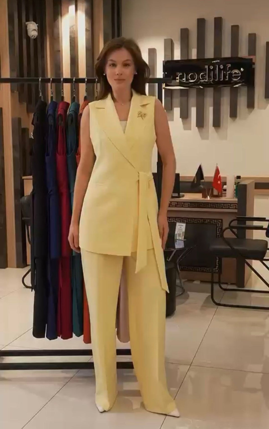 Coordinado versátil mujer con chaleco y pantalón. Perfecto para oficina o estilo casual chic y moderno.