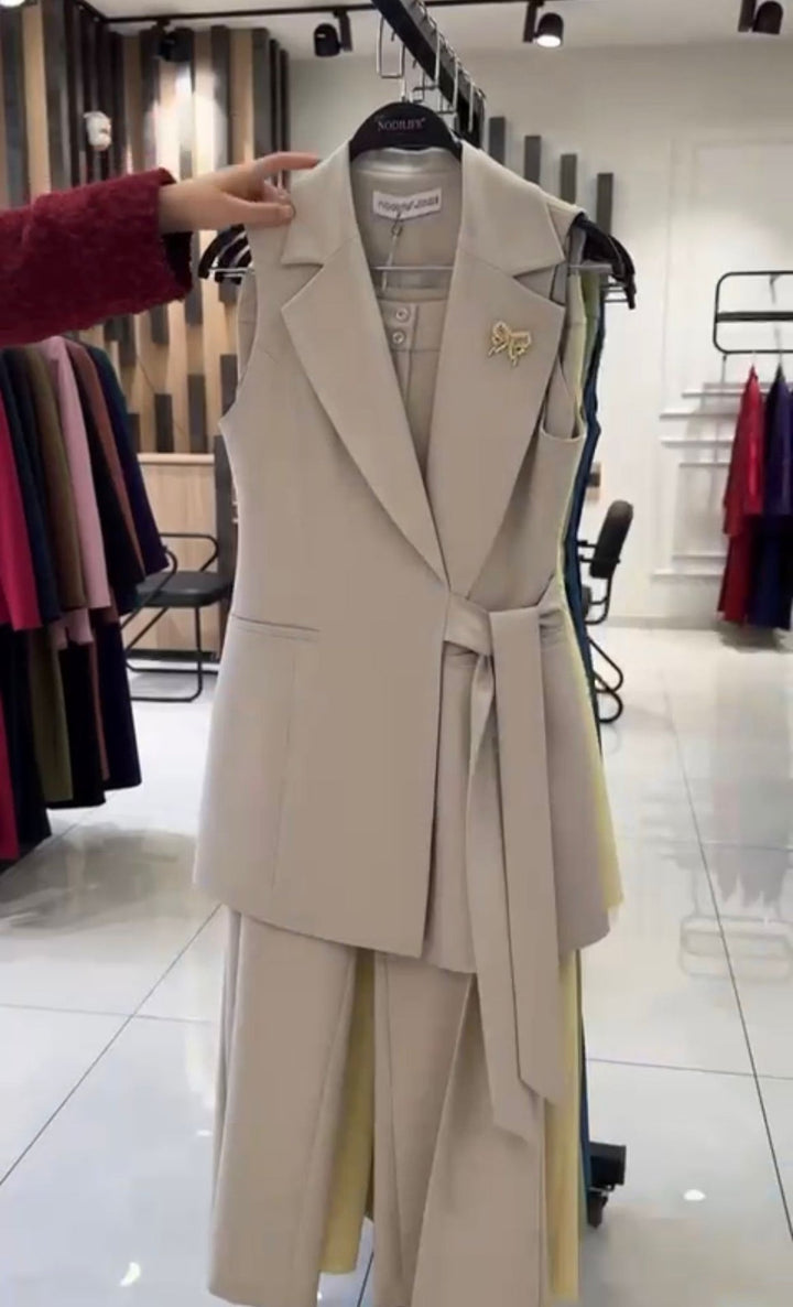 Chaleco mujer elegante y moderno, parte del conjunto coordinado para oficina. Moda femenina sofisticada.