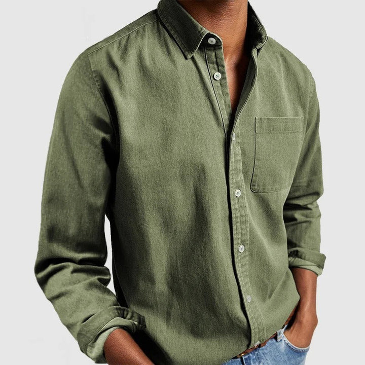 Hombre vistiendo camisa de manga larga con botones, look casual elegante. Ropa cómoda para el día a día.