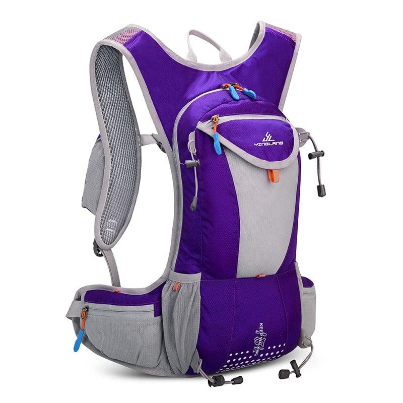 Ciclista en la montaña con mochila impermeable, disfrutando la ruta protegido y cómodo.