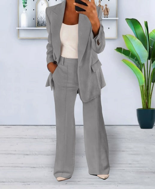 Conjunto de dos piezas para mujer, chaqueta y pantalón elegantes, creando un atuendo versátil y actual.