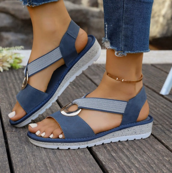 Sandalias de mujer planas con hebilla ajustable de metal, diseño moderno para el verano y uso diario casual.
